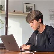 Clases para Primaria y ESO. Clases de Catalán Clases de Matemáticas Clases de Inglés.
¡Hola! Soy Pau Martí. Soy editor de vídeo y he cursado la carrera de comunicación audiovisual en la universidad autónoma de Barcelona. Carrera ligada a las últimas tecn